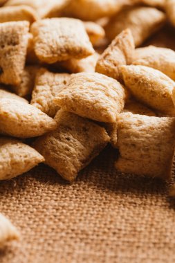 Mısır gevreği yastıklar üzerinde çul arka plan doldurarak çikolata ile