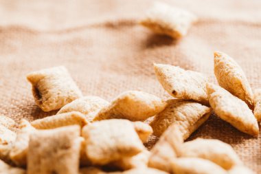 Mısır gevreği yastıklar üzerinde çul arka plan doldurarak çikolata ile