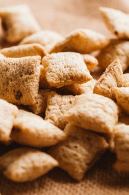 Mısır gevreği yastıklar üzerinde çul arka plan doldurarak çikolata ile