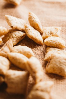 Mısır gevreği yastıklar üzerinde çul arka plan doldurarak çikolata ile