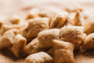 Mısır gevreği yastıklar üzerinde çul arka plan doldurarak çikolata ile