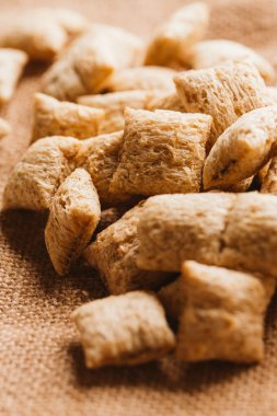 Mısır gevreği yastıklar üzerinde çul arka plan doldurarak çikolata ile