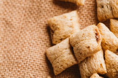 Mısır gevreği yastıklar üzerinde çul arka plan doldurarak çikolata ile