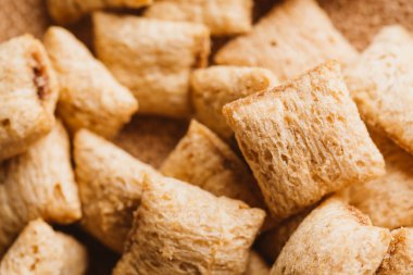 Mısır gevreği yastıklar üzerinde çul arka plan doldurarak çikolata ile