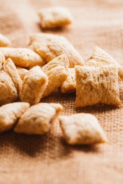 Mısır gevreği yastıklar üzerinde çul arka plan doldurarak çikolata ile