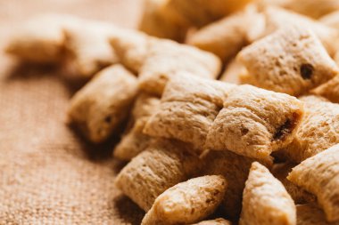 Mısır gevreği yastıklar üzerinde çul arka plan doldurarak çikolata ile