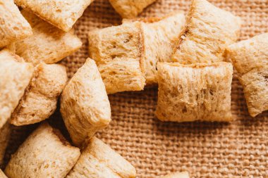 Mısır gevreği yastıklar üzerinde çul arka plan doldurarak çikolata ile