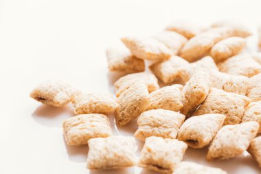 Mısır gevreği yastıklar üzerinde beyaz arka plan doldurarak çikolata ile