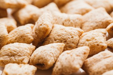 Mısır gevreği yastıklar üzerinde beyaz arka plan doldurarak çikolata ile