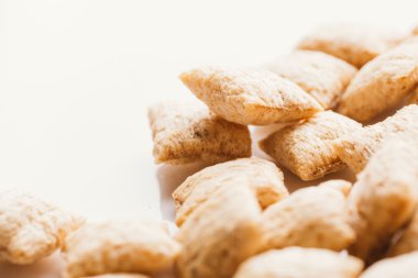 Mısır gevreği yastıklar üzerinde beyaz arka plan doldurarak çikolata ile