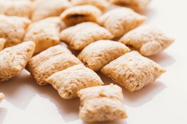 Mısır gevreği yastıklar üzerinde beyaz arka plan doldurarak çikolata ile