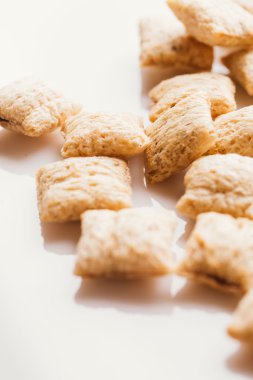 Mısır gevreği yastıklar üzerinde beyaz arka plan doldurarak çikolata ile