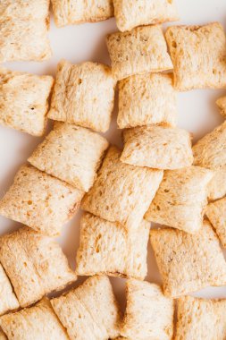 Mısır gevreği yastıklar üzerinde beyaz arka plan doldurarak çikolata ile