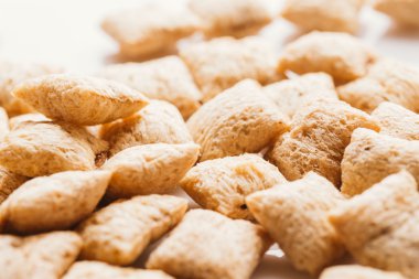 Mısır gevreği yastıklar üzerinde beyaz arka plan doldurarak çikolata ile