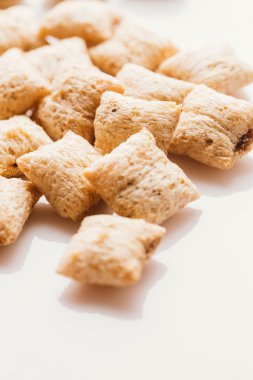 Mısır gevreği yastıklar üzerinde beyaz arka plan doldurarak çikolata ile