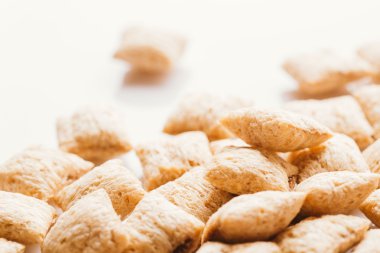 Mısır gevreği yastıklar üzerinde beyaz arka plan doldurarak çikolata ile