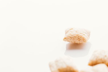 Mısır gevreği yastıklar üzerinde beyaz arka plan doldurarak çikolata ile