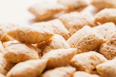 Mısır gevreği yastıklar üzerinde beyaz arka plan doldurarak çikolata ile