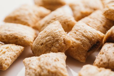 Mısır gevreği yastıklar üzerinde beyaz arka plan doldurarak çikolata ile