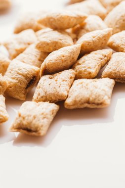 Mısır gevreği yastıklar üzerinde beyaz arka plan doldurarak çikolata ile