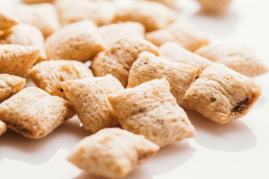 Mısır gevreği yastıklar üzerinde beyaz arka plan doldurarak çikolata ile