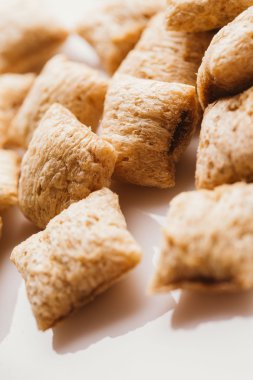 Mısır gevreği yastıklar üzerinde beyaz arka plan doldurarak çikolata ile