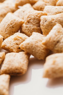 Mısır gevreği yastıklar üzerinde beyaz arka plan doldurarak çikolata ile