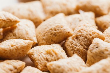 Mısır gevreği yastıklar üzerinde beyaz arka plan doldurarak çikolata ile