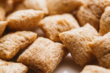 Mısır gevreği yastıklar üzerinde beyaz arka plan doldurarak çikolata ile