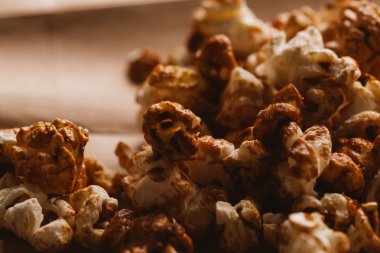 ışık kağıt üzerinde tatlı karamelli patlamış mısır yakın çekim