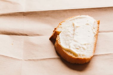 sandviç ile hafif kağıt üzerinde krem peynirli yakın çekim