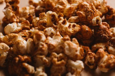 ışık kağıt üzerinde tatlı karamelli patlamış mısır yakın çekim