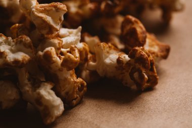 ışık kağıt üzerinde tatlı karamelli patlamış mısır yakın çekim