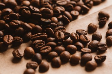 ışık kağıt üzerinde koyu kahve çekirdekleri yakın çekim