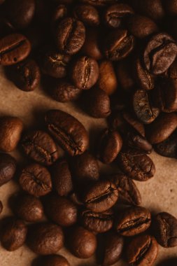 ışık kağıt üzerinde koyu kahve çekirdekleri yakın çekim