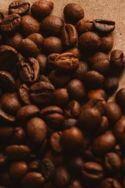 ışık kağıt üzerinde koyu kahve çekirdekleri yakın çekim