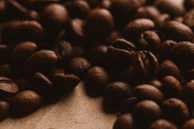 ışık kağıt üzerinde koyu kahve çekirdekleri yakın çekim