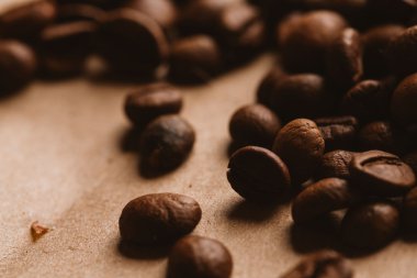 ışık kağıt üzerinde koyu kahve çekirdekleri yakın çekim