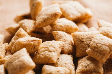 Mısır gevreği yastıklar üzerinde çul arka plan doldurarak çikolata ile