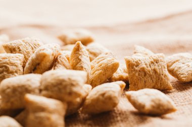 Mısır gevreği yastıklar üzerinde çul arka plan doldurarak çikolata ile