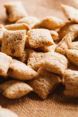 Mısır gevreği yastıklar üzerinde çul arka plan doldurarak çikolata ile