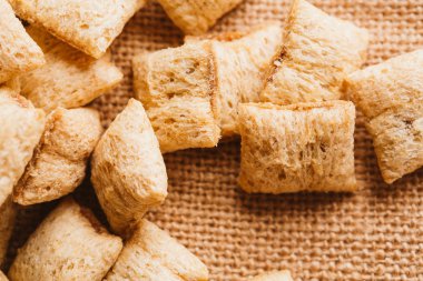 Mısır gevreği yastıklar üzerinde çul arka plan doldurarak çikolata ile