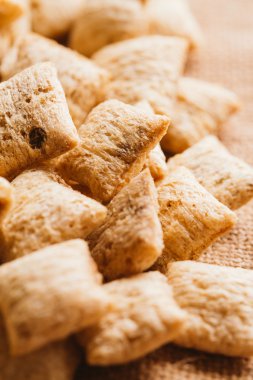 Mısır gevreği yastıklar üzerinde çul arka plan doldurarak çikolata ile