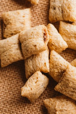 Mısır gevreği yastıklar üzerinde çul arka plan doldurarak çikolata ile