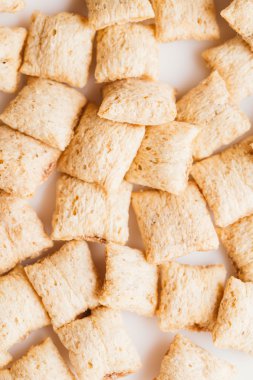 Mısır gevreği yastıklar üzerinde beyaz arka plan doldurarak çikolata ile