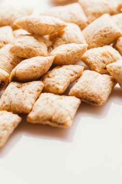 Mısır gevreği yastıklar üzerinde beyaz arka plan doldurarak çikolata ile