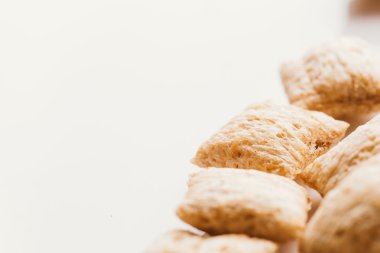 Mısır gevreği yastıklar üzerinde beyaz arka plan doldurarak çikolata ile