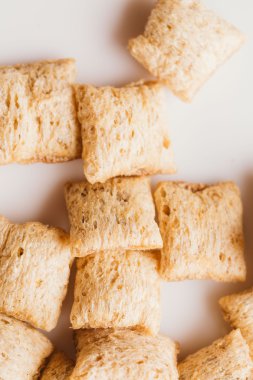 Mısır gevreği yastıklar üzerinde beyaz arka plan doldurarak çikolata ile