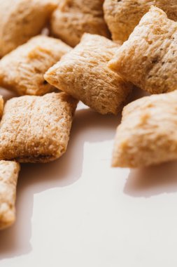 Mısır gevreği yastıklar üzerinde beyaz arka plan doldurarak çikolata ile