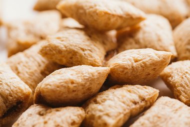 Mısır gevreği yastıklar üzerinde beyaz arka plan doldurarak çikolata ile